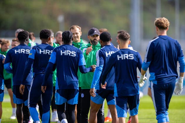 20.08.2026, Fussball, Training des FC Schalke 04. Trainer Miron Muslic (FC Schalke 04) begrüßt seine Spieler. Gelsenkirchen Trainingsgelände FC Schalke 04 NRW Deutschland xRHR-FOTO YYx *** August 20, 2026, Soccer, FC Schalke 04 practice, Coach Miron Muslic, FC Schalke 04 welcomes its players, Gelsenkirchen, FC Schalke 04 training facility, North Rhine-Westphalia, Germany, xRHR, PHOTO YYx Copyright: RHR-FOTOx RHR-FOTO YY