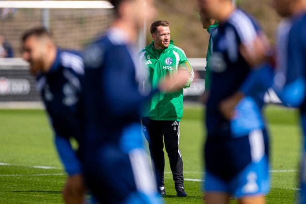 20.08.2026, Fussball, Training des FC Schalke 04. Co-Trainer Eddie Lattimore (FC Schalke 04). Gelsenkirchen Trainingsgelände FC Schalke 04 NRW Deutschland xRHR-FOTO YYx *** August 20, 2026, Soccer, FC Schalke 04 Training Session, Assistant Coach Eddie Lattimore, FC Schalke 04, Gelsenkirchen, FC Schalke 04 Training Facility, North Rhine-Westphalia, Germany, xRHR, PHOTO YYx Copyright: RHR-FOTOx RHR-FOTO YY