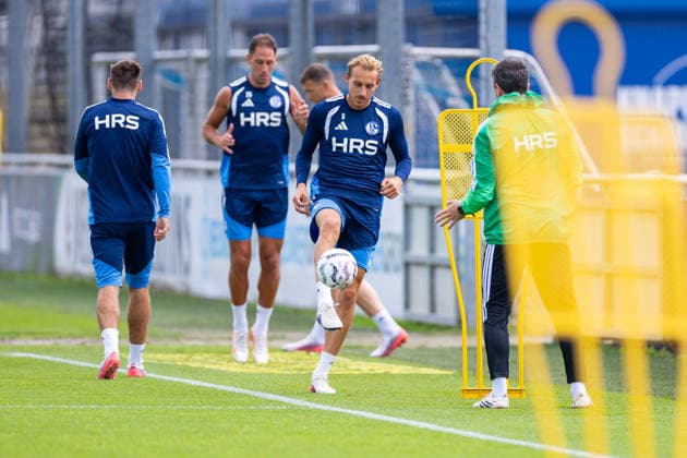 20.08.2026, Fussball, Training des FC Schalke 04. v. l. Nikola Katic (FC Schalke 04), Timo Becker (FC Schalke 04). Gelsenkirchen Trainingsgelände FC Schalke 04 NRW Deutschland xRHR-FOTO YYx *** August 20, 2026, Soccer, FC Schalke 04 practice, Nikola Katic (FC Schalke 04), Timo Becker (FC Schalke 04), Gelsenkirchen, FC Schalke 04 training facility, North Rhine-Westphalia, Germany, xRHR, PHOTO YYx Copyright: RHR-FOTOx RHR-FOTO YY