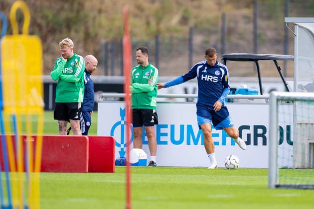 20.08.2026, Fussball, Training des FC Schalke 04. Edin Dzeko (FC Schalke 04). Gelsenkirchen Trainingsgelände FC Schalke 04 NRW Deutschland xRHR-FOTO YYx *** August 20, 2026, Soccer, FC Schalke 04 practice, Edin Dzeko, FC Schalke 04, Gelsenkirchen, FC Schalke 04 training facility, North Rhine-Westphalia, Germany, xRHR, PHOTO YYx Copyright: RHR-FOTOx RHR-FOTO YY