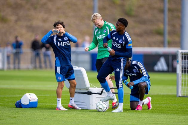20.08.2026, Fussball, Training des FC Schalke 04. v. l. Soufiane El-Faouzi (FC Schalke 04), Junior Adamu (FC Schalke 04) machen eine Trinkpause. Gelsenkirchen Trainingsgelände FC Schalke 04 NRW Deutschland xRHR-FOTO YYx *** August 20, 2026, Soccer, FC Schalke 04 training session: Soufiane El Faouzi (FC Schalke 04) and Junior Adamu (FC Schalke 04) take a water break at the FC Schalke 04 training facility in Gelsenkirchen, North Rhine-Westphalia, Germany xRHR PHOTO YYx Copyright: RHR-FOTOx RHR-FOTO YY