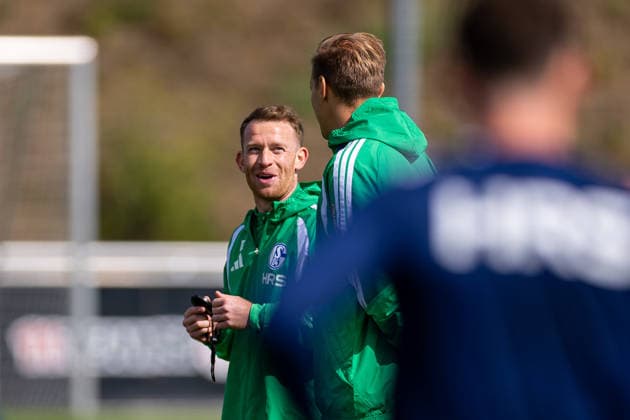 20.08.2026, Fussball, Training des FC Schalke 04. Co-Trainer Eddie Lattimore (FC Schalke 04). Gelsenkirchen Trainingsgelände FC Schalke 04 NRW Deutschland xRHR-FOTO YYx *** August 20, 2026, Soccer, FC Schalke 04 practice; Assistant Coach Eddie Lattimore; FC Schalke 04, Gelsenkirchen; FC Schalke 04 training facility; North Rhine-Westphalia, Germany; xRHR PHOTO YYx Copyright: RHR-FOTOx RHR-FOTO YY