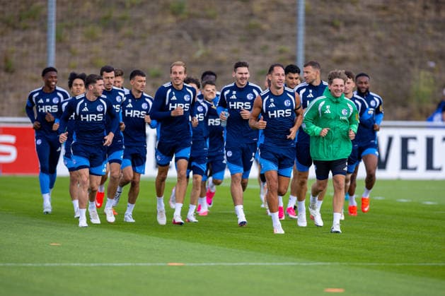 20.08.2026, Fussball, Training des FC Schalke 04. Die Spieler des S04 machen sich warm und laufen. Gelsenkirchen Trainingsgelände FC Schalke 04 NRW Deutschland xRHR-FOTO YYx *** August 20, 2026, Soccer, FC Schalke 04 practice. The S04 players are warming up and running at the FC Schalke 04 training facility in Gelsenkirchen, North Rhine-Westphalia, Germany xRHR PHOTO YYx Copyright: RHR-FOTOx RHR-FOTO YY