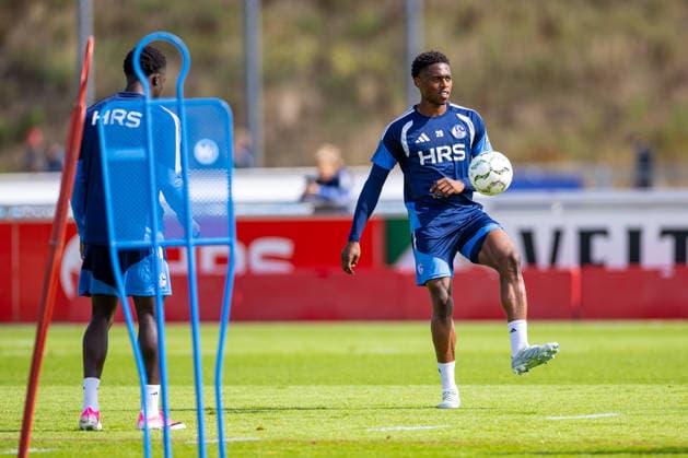 20.08.2026, Fussball, Training des FC Schalke 04. Junior Adamu (FC Schalke 04). Gelsenkirchen Trainingsgelände FC Schalke 04 NRW Deutschland xRHR-FOTO YYx *** August 20, 2026, Soccer, FC Schalke 04 training session, Junior Adamu, FC Schalke 04, Gelsenkirchen, FC Schalke 04 training facility, North Rhine-Westphalia, Germany, xRHR, PHOTO YYx Copyright: RHR-FOTOx RHR-FOTO YY