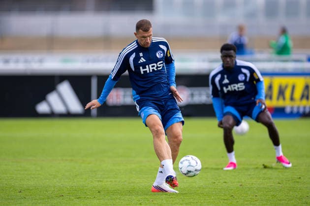 20.08.2026, Fussball, Training des FC Schalke 04. Edin Dzeko (FC Schalke 04). Gelsenkirchen Trainingsgelände FC Schalke 04 NRW Deutschland xRHR-FOTO YYx *** August 20, 2026, Soccer, FC Schalke 04 Training Session: Edin Dzeko, FC Schalke 04, Gelsenkirchen, FC Schalke 04 Training Facility, North Rhine-Westphalia, Germany, xRHR, PHOTO YYx Copyright: RHR-FOTOx RHR-FOTO YY