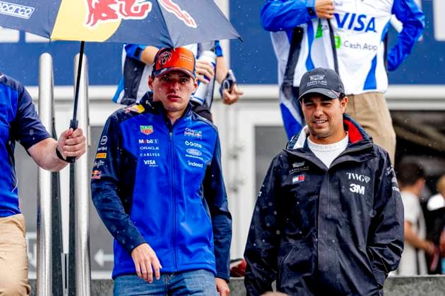 ZANDVOORT - Formule 1 rijder Max Verstappen of Oracle Red Bull Racing, Formule 1 rijder Sergio Perez of Cadillac Formula 1 Team in de regen tijdens de Formule 1 Zandvoort op het Circuit Zandvoort op 20 augustus 2026 in Zandvoort, Nederland. - *** ZANDVOORT: Formula 1 driver Max Verstappen of Oracle Red Bull Racing and Formula 1 driver Sergio Perez of the Cadillac Formula 1 Team in the rain during the Formula 1 Zandvoort race at Circuit Zandvoort on August 20, 2026, in Zandvoort, the Netherlands