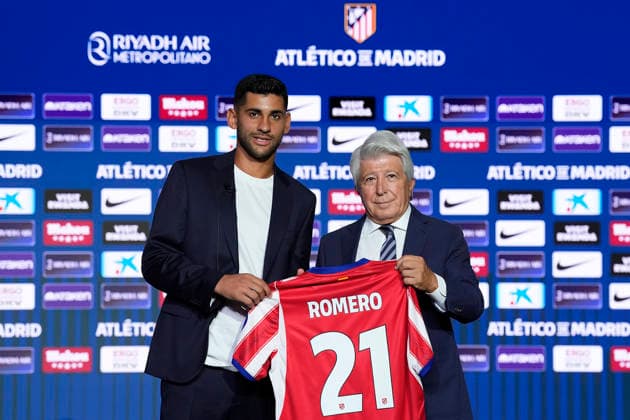 Atletico de Madrid s new player Cristian Cuti Romero (l) with the President Enrique Cerezo during his official presentation. August 20, 2026. (2026082024)