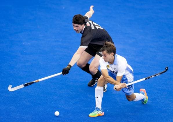 AMSTELVEEN - Simon Yorston of New Zealand in a duel with Lucas Martinez of Argentina (R) during the group stage match at the Hockey World Cup between New Zealand and Argentina at the Wagener Stadium. KOEN VAN WEEL ANP xVIxANPxSportx xxANPxIVx 565867077 originalFilename: 565867077.jpg