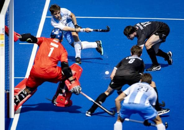 AMSTELVEEN - Tomas Ruiz of Argentina in a duel with Joseph Morrison of New Zealand (R) during the group stage match at the Hockey World Cup between New Zealand and Argentina at the Wagener Stadium. KOEN VAN WEEL ANP xVIxANPxSportx xxANPxIVx 565867188 originalFilename: 565867188.jpg