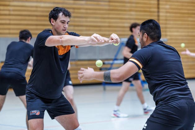 20.08.26, Berlin, Volleyball, 1.Trainingstag der Berlin Recycling Volleys mit Cheftrainer Andrea Anastasi. Louis Kunstmann beim Aufwaermtraining. Training Berlin Recycling Volleys *** August 26, 2020, Berlin, Volleyball, Day 1 of training for the Berlin Recycling Volleys with head coach Andrea Anastasi; Louis Kunstmann during the warm-up; Berlin Recycling Volleys training