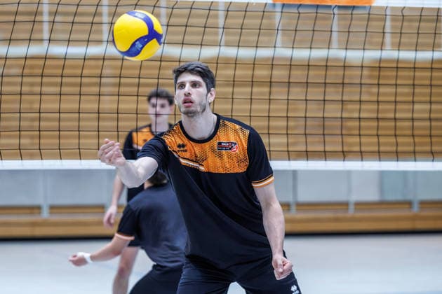 20.08.26, Berlin, Volleyball, 1.Trainingstag der Berlin Recycling Volleys mit Cheftrainer Andrea Anastasi. Yannick Goralik nimmt einen Ball an. Training Berlin Recycling Volleys *** August 26, 2020, Berlin, Volleyball, Day 1 of training for the Berlin Recycling Volleys with head coach Andrea Anastasi; Yannick Goralik receives a ball during training with the Berlin Recycling Volleys