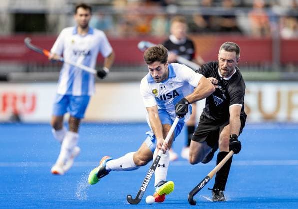AMSTELVEEN - Tadeo Marcucci of Argentina in a duel with Scott Boyde of New Zealand (R) during the group stage match at the Hockey World Cup between New Zealand and Argentina at the Wagener Stadium. KOEN VAN WEEL ANP xVIxANPxSportx xxANPxIVx 565867661 originalFilename: 565867661.jpg