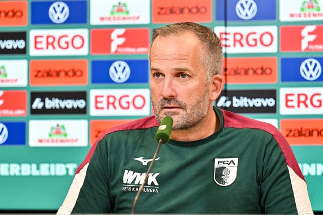 Pressekonferenz DFB-Pokal; FC Augsburg; 20.08.2026 AUGSBURG, GERMANY - 20. AUGUST: im Bild Manuel BAUM Trainer FC Augsburg auf der Pressekonferenz vor dem Pokalspiel in Cottbus *** DFB Cup Press Conference: FC Augsburg, August 20, 2026, AUGSBURG, GERMANY—Pictured: Manuel BAUM, FC Augsburg coach, at the press conference ahead of the Cup match in Cottbus Copyright: xBEAUTIFULxSPORTS Goldbergx