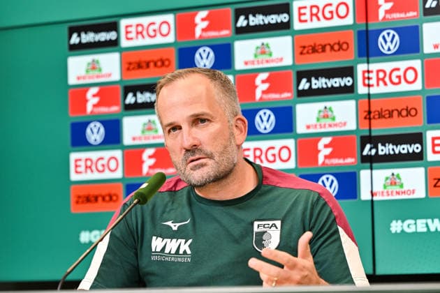 Pressekonferenz DFB-Pokal; FC Augsburg; 20.08.2026 AUGSBURG, GERMANY - 20. AUGUST: im Bild Manuel BAUM Trainer FC Augsburg auf der Pressekonferenz vor dem Pokalspiel in Cottbus *** DFB Cup Press Conference: FC Augsburg, August 20, 2026, AUGSBURG, GERMANY—Pictured: Manuel BAUM, FC Augsburg coach, at the press conference ahead of the Cup match in Cottbus Copyright: xBEAUTIFULxSPORTS Goldbergx