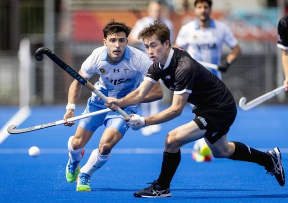 AMSTELVEEN - Bautista Capurro of Argentina in a duel with Charlie Morrison of New Zealand (R) during the group stage match at the Hockey World Cup between New Zealand and Argentina at the Wagener Stadium. KOEN VAN WEEL ANP xVIxANPxSportx xxANPxIVx 565867783 originalFilename: 565867783.jpg