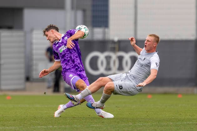 Ingolstadt, Deutschland 20. August 2026: Testspiel - 2026 2027 - FC Ingolstadt 04 gegen BSG Chemie Leipzig Im Bild: v. li. im Zweikampf Elias Decker (FCI) und Marc Sodji (BSG Chemie) Audi Sportpark Bayern *** Ingolstadt, Germany, August 20, 2026; Friendly Match 2026–2027: FC Ingolstadt 04 vs. BSG Chemie Leipzig; Pictured, from left, in a tackle: Elias Decker (FCI) and Marc Sodji (BSG Chemie); Audi Sportpark Bayern Copyright: xFotostandx xSchäferx
