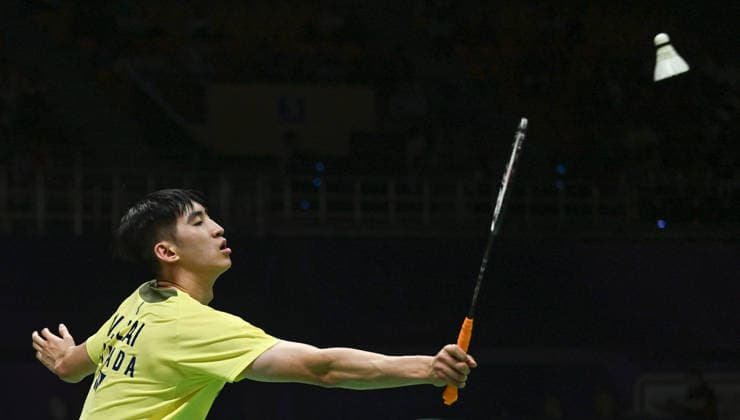 NEW DELHI, INDIA - AUGUST 20: Canada™s Victor Lai competes against Singapore™s Loh Kean Yew during their men™s singles pre-quarterfinal match at the BWF World Championships 2026 at the Indira Gandhi Indoor Stadium on August 20, 2026, in New Delhi, India. (Photo by Sanchit Khanna Hindustan Times) BWF World Championships 2026