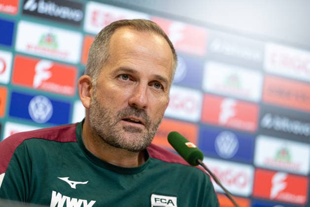 Manuel Baum (Trainer FC Augsburg), Pressekonferenz vor dem Pokal-Spiel gegen Energie Cottbus; *** Manuel Baum, FC Augsburg Coach, Press Conference Ahead of the Cup Match Against Energie Cottbus