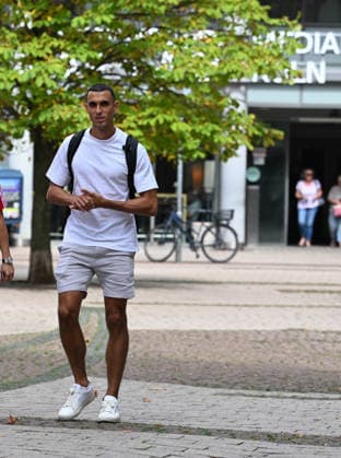 20.08.2026, xophax, Fussball 1.Bundesliga, 1.FC Koeln 1.FC Köln , Mediapark Köln. Ellyes Skhiri auf dem Weg zum Medizincheck in der Atos Mediapark Klinik in Köln . Köln *** August 20, 2026, xophax, Soccer, Bundesliga 1, 1. FC Köln, Mediapark Cologne, Ellyes Skhiri on his way to a medical exam at the Atos Mediapark Clinic in Cologne, Cologne