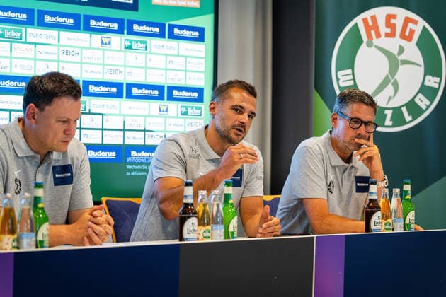 20.08.2026, xovx, Handball Opel Handball Bundesliga, HSG Wetzlar - Pressekonferenz zum Saisonauftakt 2026 2027 v.l. Pressesprecher Arne Wohlfahrt (HSG Wetzlar), Sportdirektor Michael Allendorf (HSG Wetzlar), Geschäftsführer Björn Seipp (HSG Wetzlar) Wetzlar Buderus-Arena Hessen Deutschland (DE) *** August 20, 2026, xovx, Opel Handball Bundesliga, HSG Wetzlar Press Conference for the Start of the 2026–2027 Season: From left, Press Spokesperson Arne Wohlfahrt (HSG Wetzlar), Sports Director Michael Allendorf (HSG Wetzlar), Managing Director Björn Seipp (HSG Wetzlar), Wetzlar Buderus Arena, Hesse, Germany, DE