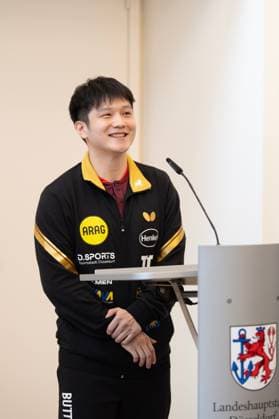 (260820) -- DUSSELDORF, Aug. 20, 2026 -- Fan Zhendong speaks during the welcoming ceremony in Dusseldorf, Germany, Aug. 20, 2026. Chinese Table tennis, Tischtennis star Fan Zhendong was officially unveiled by his new club Borussia Dusseldorf at a press conference, PK, Pressekonferenz here on Thursday, as the Olympic champion prepares for his second season in the German Table Tennis Bundesliga and another campaign in European competition. ) (SP)GERMANY-DUSSELDORF-TABLE TENNIS-FAN ZHENDONG-CEREMONY ZhangxHaofu 