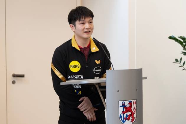 (260820) -- DUSSELDORF, Aug. 20, 2026 -- Fan Zhendong speaks during the welcoming ceremony in Dusseldorf, Germany, Aug. 20, 2026. Chinese Table tennis, Tischtennis star Fan Zhendong was officially unveiled by his new club Borussia Dusseldorf at a press conference, PK, Pressekonferenz here on Thursday, as the Olympic champion prepares for his second season in the German Table Tennis Bundesliga and another campaign in European competition. ) (SP)GERMANY-DUSSELDORF-TABLE TENNIS-FAN ZHENDONG-CEREMONY ZhangxHaofu 