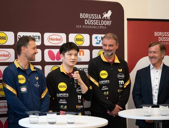 (260820) -- DUSSELDORF, Aug. 20, 2026 -- German Table tennis, Tischtennis star Timo Boll (1st L), Chinese table tennis star Fan Zhendong (2nd L) and head coach Danny Heister (2nd R) attend a press conference, PK, Pressekonferenz after a welcoming ceremony in Dusseldorf, Germany, Aug. 20, 2026. Fan Zhendong was officially unveiled by his new club Borussia Dusseldorf at a press conference here on Thursday, as the Olympic champion prepares for his second season in the German Table Tennis Bundesliga and another campaign in European competition. ) (SP)GERMANY-DUSSELDORF-TABLE TENNIS-FAN ZHENDONG-CEREMONY ZhangxHaofu 