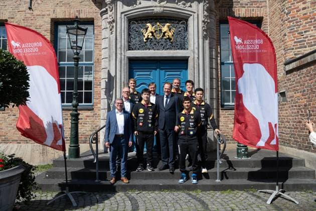 (260820) -- DUSSELDORF, Aug. 20, 2026 -- Stephan Keller (5th R), mayor of Dusseldorf, and Chinese Table tennis, Tischtennis star Fan Zhendong (4th L) and members of Borussia Dusseldorf pose for group photos after a welcoming ceremony in Dusseldorf, Germany, Aug. 20, 2026. Fan Zhendong was officially unveiled by his new club Borussia Dusseldorf at a press conference, PK, Pressekonferenz here on Thursday, as the Olympic champion prepares for his second season in the German Table Tennis Bundesliga and another campaign in European competition. ) (SP)GERMANY-DUSSELDORF-TABLE TENNIS-FAN ZHENDONG-CEREMONY ZhangxHaofu 