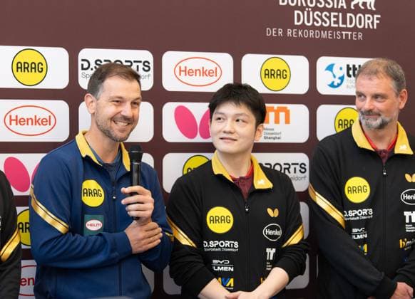 (260820) -- DUSSELDORF, Aug. 20, 2026 -- German Table tennis, Tischtennis star Timo Boll (L), Chinese table tennis star Fan Zhendong (C) and head coach Danny Heister attend a press conference, PK, Pressekonferenz after a welcoming ceremony in Dusseldorf, Germany, Aug. 20, 2026. Fan Zhendong was officially unveiled by his new club Borussia Dusseldorf at a press conference here on Thursday, as the Olympic champion prepares for his second season in the German Table Tennis Bundesliga and another campaign in European competition. ) (SP)GERMANY-DUSSELDORF-TABLE TENNIS-FAN ZHENDONG-CEREMONY ZhangxHaofu 