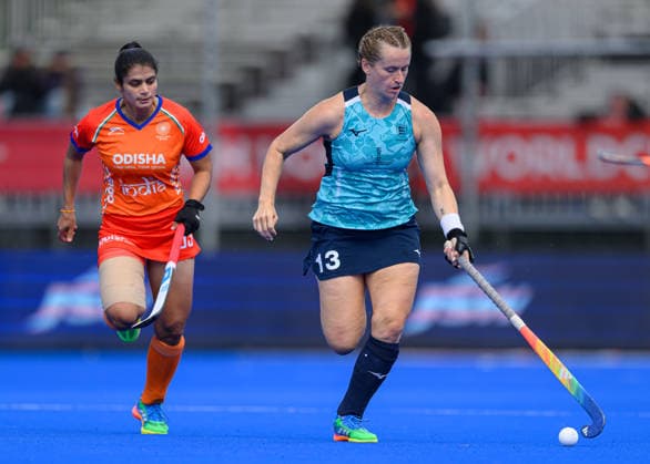 Hockey World Cup Day Six Ellie Rayer of England breaks away from Deepika of India during the Pool D match in the 2026 FIH Hockey World Cup at Wagener Stadium, Amstelveen 20 08 2026 UK Newspapers OUT Copyright: xGraemexWilcocksonx FIL-23805-0034