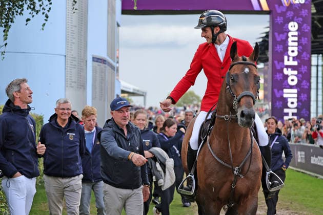 Richard Vogel (GER, Deutschland) mit Pferd United Touch S, aktueller Europameister und Sieger des Rolex Grand Prix von Aachen 2026 (CHIO Aachen) FEI Jumping World Championship, WM, Weltmeisterschaft Second Competition Team Final & Second Individual Qualifier, Mercedes-Benz Prize, Springen, Otto Becker, Daniel Deusser, Abklatschen Co Trainer Ralf Runge, Emotionen, Jubel, Freude, FEI Jumping World Championship , Turkish Airlines-Prize, Einzel und Teamwertung, Jumping , AACHEN - FEI World Championships 2026, Weltfest des Pferdesports, Reitsport Weltmeisterschaft 2026, Aachen 2026, Welcome Home 2026, Aachener Soers, 11. bis 23. August 2026, Reitsport, 20.08.2026, Aachen Aachener Soers Deutschland *** Richard Vogel (GER), Germany, riding United Touch S, current European Champion and winner of the 2026 Rolex Grand Prix in Aachen, CHIO Aachen FEI Jumping World Championship Second Competition, Team Final, Second Individual Qualifier, Mercedes-Benz Prize, show jumping, Otto Becker, Daniel Deusser, high-fiving assistant coach Ralf Runge, emotions, celebration, joy, FEI Jumping World Championship, Turkish Airlines Prize, individual and team standings, show jumping, AACHEN FEI World Championships 2026, World Festival of Equestrian Sports, 2026 Equestrian World Championships, Aachen 2026, Welcome Home 2026, Aachen Soers, August 11–23, 2026, Equestrian Sports, August 20, 2026, Aachen Soers, Germany