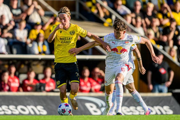 260820 Olle Lindberg of Mjällby and Bartosz Mazurek of FC Red Bull Salzburg during the Europa League qualifying football match between Mjällby and FC Red Bull Salzburg on August 20, 2026 in Hällevik. Photo: Christoffer Borg Mattisson BILDBYRAN COP 261 CB0549 fotboll football soccer fotball uefa europa league europa league mjällby fc red bull salzburg bbeng *** August 20, 2026: Olle Lindberg of Mjällby and Bartosz Mazurek of FC Red Bull Salzburg during the Europa League qualifying soccer match between Mjällby and FC Red Bull Salzburg on August 20, 2026 in Hällevik. Photo by Christoffer Borg Mattisson, BILDBYRAN COP 261 CB0549 soccer football fotball UEFA Europa League Europa League Mjällby FC Red Bull Salzburg bbeng  Copyright: CHRISTOFFERxBORGxMATTISSON BB260820CB038