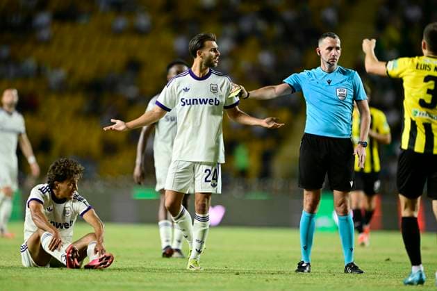 Kairat Almaty v RSC Anderlecht - UEFA Europa League ALMATY, KAZACHSTAN - AUGUST 20 : Llansana Enric midfielder of RSC Anderlecht and referee Kavanagh Chris (ENG) during the UEFA Europa League 2026 27 play-off round first leg between Kairat Almaty and RSC Anderlecht on August 20, 2026 in Almaty, Kazachstan, 20 08 2026 Almaty Kazachstan  Copyright: xJanxDexMeuleneirx