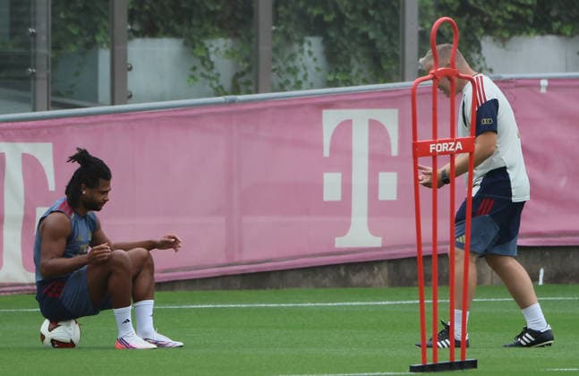 20.08.2026, FC Bayern Training, FCB Campus Muenchen, Fussball, Muenchen, im Bild: Serge Gnabry (FC Bayern Muenchen) und Benjamin Sommer (FC Bayern Muenchen) *** August 20, 2026, FC Bayern Training, FCB Campus Munich, Soccer, Sports, Munich, Pictured: Serge Gnabry of FC Bayern Munich and Benjamin Sommer of FC Bayern Munich