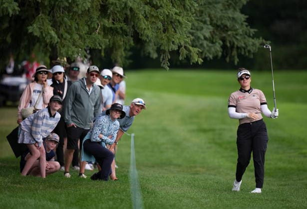 August 20, 2026, Edmonton, Ab, CANADA: Hannah Green, of Australia, watches her third shot from the rough on the 18th hole during the first round at the CPKC Canadian Women s Open LPGA, Golf Damen golf tournament in Edmonton on Thursday, August 20, 2026. Canada News - August 20, 2026  - ZUMAc35_ 20260820_zaf_c35_006 Copyright: xDarrylxDyckx