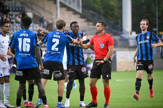 LKS 20260820 Georgian referee Goga Kikacheishvili talks to Turku s Jussi Niska (2), Alie Conteh (10) and captain Juuso Hämäläinen (R, 3) during the football UEFA Conference League match FC Inter of Turku vs. FC Kobenhavn of Copenhagen in Turku, Finland on Thursday, 20th August, 2026. - MARKKU ULANDER Turku Finland 6ZQIAM1mGZ0  Copyright: xMarkkuxUlanderx 6ZQIAM1mGZ0