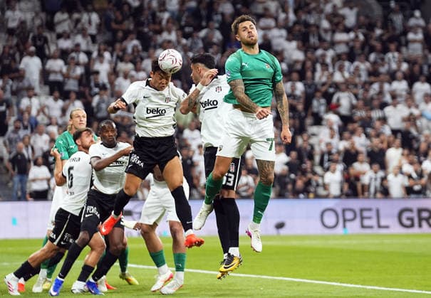 Besiktas v Kauno Zalgiris - UEFA Europa League ISTANBUL, TURKIYE - AUGUST 20: Besiktas Hyeon-gyu Oh (3rd R) vies for the ball with Kauno Zalgiris Rokas Lekiatas (R) during the UEFA Europa League playoff round first-leg match between Besiktas and Kauno Zalgiris at Tupras Stadium in Istanbul, Turkiye on August 20, 2026. Esra Bilgin Anadolu Istanbul Turkey. Editorial use only. Please get in touch for any other usage.  Copyright: x2026xAnadoluxEsraxBilginx