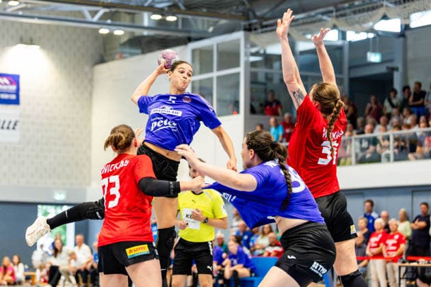 20.08.2026, GER, Handball, Frauen, Saison 2026 2027, Alsco 1.Bl, Testspiel, Thueringer HC - BSV Sachsen Zwickau Luca Csikos (Thueringer HC,5), Zoe Stens (BSV Sachsen Zwickau) Mühlhausen Görmarhalle Thüringen Deutschland *** August 20, 2026, GER, Handball, Women, 2026–2027 Season, Alsco 1st Division, Friendly Match, Thüringer HC vs. BSV Sachsen Zwickau, Luca Csikos (Thüringer HC), 5, Zoe Stens (BSV Sachsen Zwickau), Mühlhausen, Görmarhalle, Thuringia, Germany