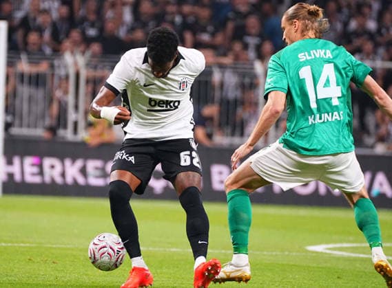 ISTANBUL, TURKEY - AUGUST 20 : Amir Murillo (L) of Besiktas and Vykintas Slivka (14) of Kauno Zalgiris battle for the ball during the UEFA Europa League 2026 27 Play-off round first leg match between Besiktas JK and Kauno Zalgiris at Tupras Stadium on August 20, 2026 in Istanbul, Turkey. Istanbul Turkey Copyright: xSeskimPhotox Besiktas-KaunoZalg-2008 (55)