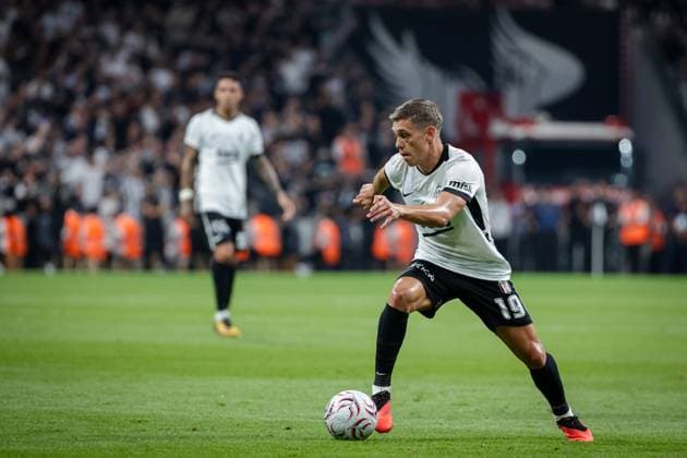 Besiktas JK vs Kauno Zalgiris UEFA Europa League Play-Offs 1st leg Leandro Trossard of Besiktas JK in action during the UEFA Europa League 2026 27 play-offs first leg match between Besiktas JK and Kauno Zalgiris at Tupras Stadium on August 20, 2026 in Istanbul, Turkey Istanbul Turkey  Copyright: xBurakxBasturkx