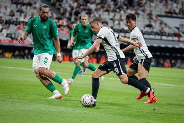 Besiktas JK vs Kauno Zalgiris UEFA Europa League Play-Offs 1st leg Leandro Trossard of Besiktas JK in action during the UEFA Europa League 2026 27 play-offs first leg match between Besiktas JK and Kauno Zalgiris at Tupras Stadium on August 20, 2026 in Istanbul, Turkey Istanbul Turkey  Copyright: xBurakxBasturkx