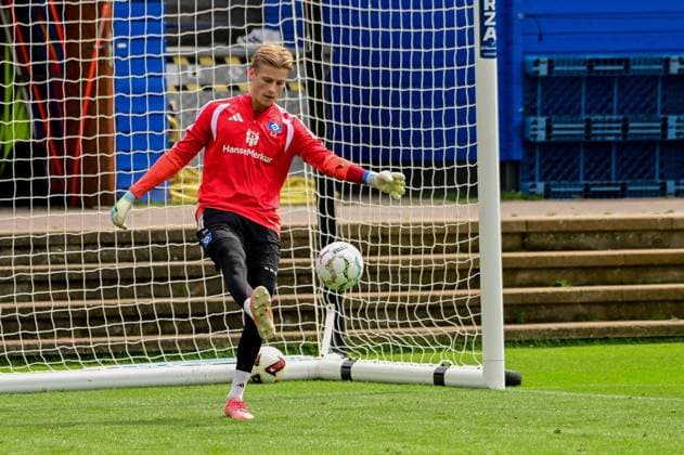 Sander Tangvik ( HSV ) Abstoss Deutschland , Hamburg , Volksparkstadion Trainingsgelände , Fussball , 1. Bundesliga , Training des Hamburger SV *** Sander Tangvik, HSV Goal Kick, Germany, Hamburg, Volksparkstadion Training Facility, Soccer, Bundesliga 1, Hamburger SV Training