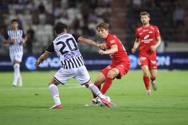 Conference League i fotball 2026: PAOK-Brann Thessaloniki 20260820. Branns Niklas Jensen Wassberg og PAOKs Christos Zafeiris under playoff-kampen i Conference League-kvalifiseringen i fotball mellom PAOK og Brann pa Toumba Stadium. Foto: Spiros Makridis NTB Thessaloniki Hellas EDITORIAL USE ONLY. RESTRICTED USE FOR BETTING COMPANIES Ref:_SPOXMGttu1oSAQ.jpg *** 2026 Conference League in soccer PAOK Brann Thessaloniki 20260820 Brann s Niklas Jensen Wassberg and PAOK s Christos Zafeiris during the playoff match in the Conference League soccer qualifiers between PAOK and Brann at Toumba Stadium. Photo: Spiros Makridis, NTB, Thessaloniki, Greece. EDITORIAL USE ONLY. RESTRICTED USE FOR BETTING COMPANIES  Copyright: xSpirosxMakridisx xNTBx