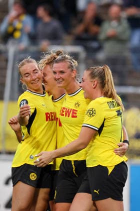 Dortmund, Deutschland: 20.08.2026 - Regionalliga West Frauen - Saison 26 27 - 1. Spieltag - Borussia Dortmund Frauen vs. DSC Arminia Bielefeld Frauen Im Bild: v.li. die Dritte Torschützin Alexandra Popp (BVB) macht das Tor zum 1:0 für Dortmund und jubelt mit Ann-Sophie Vogel (BVB), Rita Schumacher (BVB) und Ramona Meier (BVB) *** Dortmund, Germany, August 20, 2026, Regionalliga West Women, Season 26–27, Matchday 1: Borussia Dortmund Women vs. DSC Arminia Bielefeld Women. Pictured from left: third goal scorer Alexandra Popp (BVB) scores the 1–0 goal for Dortmund and celebrates with Ann Sophie Vogel BVB, Rita Schumacher (BVB), and Ramona Meier (BVB) Copyright: HMBxMedia MadeleinexFantini