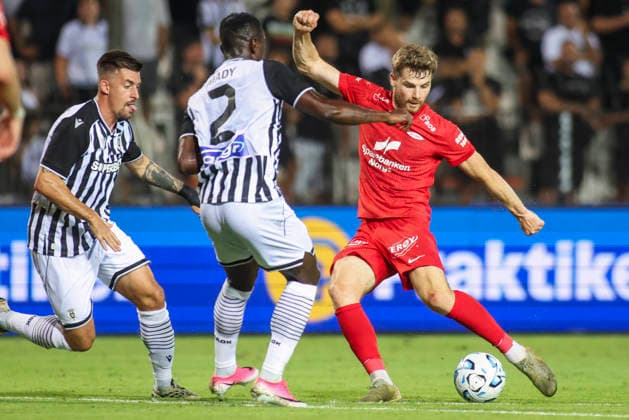 Conference League i fotball 2026: PAOK-Brann Thessaloniki 20260820. Branns Jacob Sorensen og PAOKs Mady Camara under playoff-kampen i Conference League-kvalifiseringen i fotball mellom PAOK og Brann pa Toumba Stadium. Foto: Spiros Makridis NTB Thessaloniki Hellas EDITORIAL USE ONLY. RESTRICTED USE FOR BETTING COMPANIES Ref:_SPOvosJVjyW33s.jpg *** 2026 Conference League in soccer: PAOK vs. Brann, Thessaloniki, August 20, 2026. Brann s Jacob Sorensen and PAOK s Mady Camara during the Conference League qualifying playoff match between PAOK and Brann at Toumba Stadium. Photo: Spiros Makridis, NTB ThThessaloniki, Greece EDITORIAL USE ONLY RESTRICTED USE FOR BETTING COMPANIES  Copyright: xSpirosxMakridisx xNTBx
