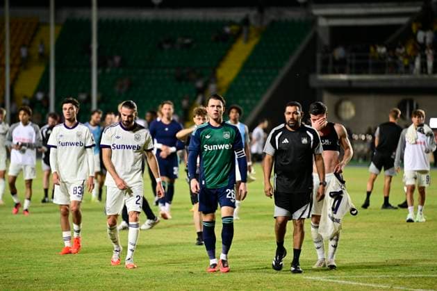 Kairat Almaty v RSC Anderlecht - UEFA Europa League ALMATY, KAZACHSTAN - AUGUST 20 : Coosemans Colin goalkeeper of RSC Anderlecht greeting the supporters after the victory during the UEFA Europa League 2026 27 play-off round first leg between Kairat Almaty and RSC Anderlecht on August 20, 2026 in Almaty, Kazachstan, 20 08 2026 Almaty Kazachstan  Copyright: xJanxDexMeuleneirx