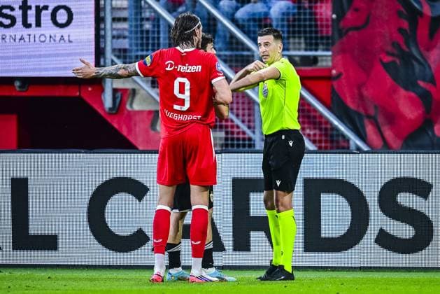 ENSCHEDE , 20 08-2026 , Stadium Grolsch Veste , season 2026 2027 , UEFA Conference League play-off football , match between FC Twente and FK Qarabag , picture shows Twente player Wout Weghorst , referee Juxhin Xhaja Twente - Qarabag  x205876161x Copyright: