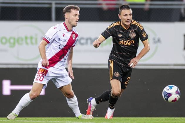 SION , 2008-2026, Stade de Tourbillon , season 2026 2027 , UEFA Conference League play-off football . Match between FC Sion and Ajax, Picture shows FC Sion player Nias Hefti and Ajax player Steven Berghuis Sion - Ajax  x205876163x Copyright: