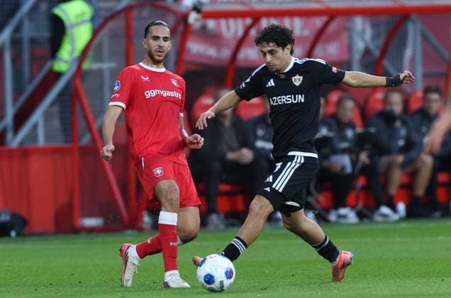ENSCHEDE - FC Twente middenvelder Ramiz Zerrouki met FK Qarabag verdediger Jaly Mouaddib tijdens de UEFA Conference League wedstrijd tussen FC Twente en FK Qarabag in Golsch Veste op 20 augustus 2026 in Enschede , Nederland. - *** ENSCHEDE FC Twente midfielder Ramiz Zerrouki and FK Qarabag defender Jaly Mouaddib during the UEFA Conference League match between FC Twente and FK Qarabag at Golsch Veste on August 20, 2026, in Enschede, the Netherlands