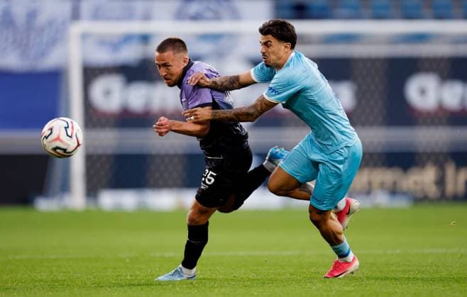 Felix Passlack of Hibernian and Tiago Araujo of KAA Gent. Gent v Hibernian, UEFA Conference League, Play-Off Round, First Leg, Football, Planet Group Arena, Gent, Belgium - 20 Aug 2026Gent Planet Group Arena Belgium  Copyright: xMauricexvanxSteen Shutterstockx 17108685j